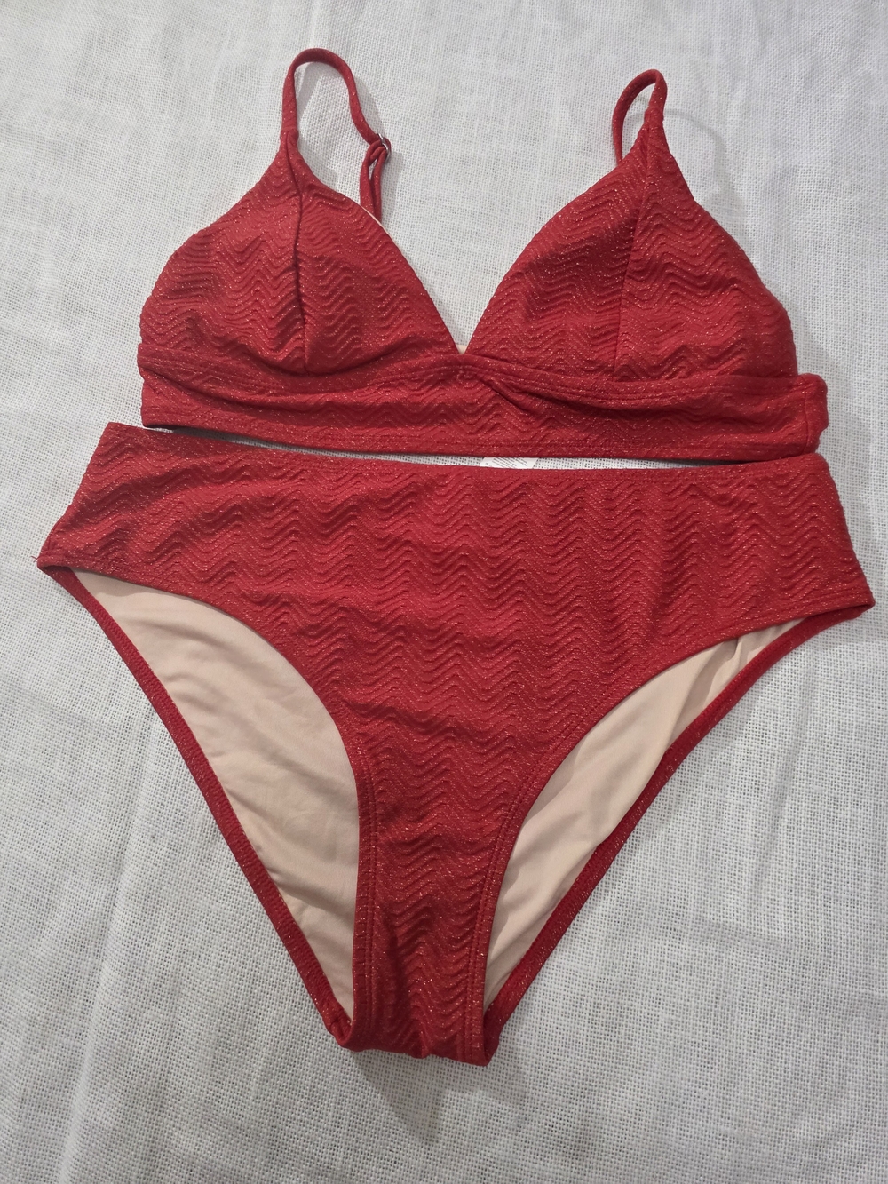 Cupshe Red Textured Triangle Bikini Top with High-Waist Bottoms - Picture 3 of 8